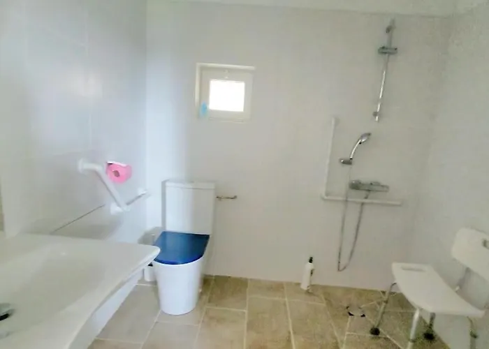 Domaine Les Chauveaux, 3 Gites, 26 Personnes, 1 Salle Antran